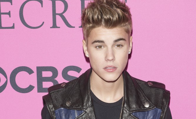 Cupid's Pulse Article: Celebrity News: Justin Bieber Hangs with Selena Gomez Look-alike in Miami