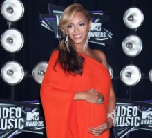 Beyoncé Announces Pregnancy at VMA’s