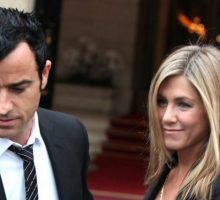 Jennifer Aniston and Justin Theroux Show PDA in Paris