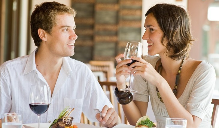 Cupid's Pulse Article: Dating Advice: Should A Woman Split The Bill On A Date Night?